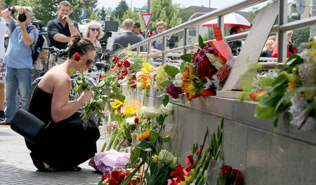 Trauernde legen am Tatort nahe einer Münchner U-Bahn-Station Blu...