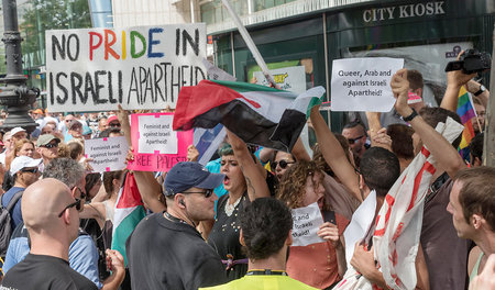 Die Initiative »Berlin gegen Pinkwashing«, geschützt von Ordnern...