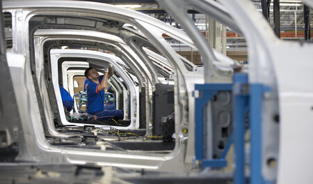 Arbeiter in der französischen Automobilindustrie spüren den gest...