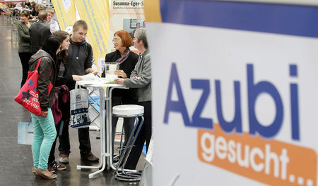 Zunehmend schlechtere Aussichten. Jobmesse in Leipzig, im Novemb...