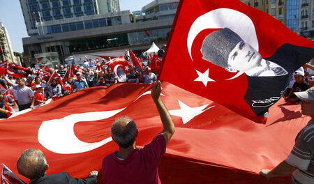 Anhänger von CHP und AKP am Sonntag gemeinsam auf dem Taksim-Pla...