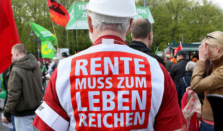 Demonstrant, der an einer Kundgebung des Deutschen Gewerkschafts...
