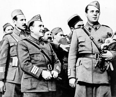 Ankunft der Befreier in Tirana im Oktober 1944. Rechts: Enver Ho...