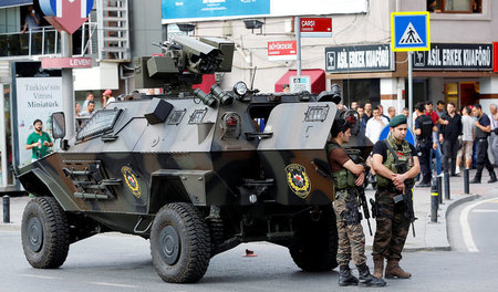 Istanbul: Nach dem Putschversuch bestimmen Soldaten und gepanzer...