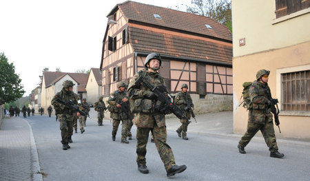 Anschläge machen den Weg frei zur Militarisierung der Gesellscha...