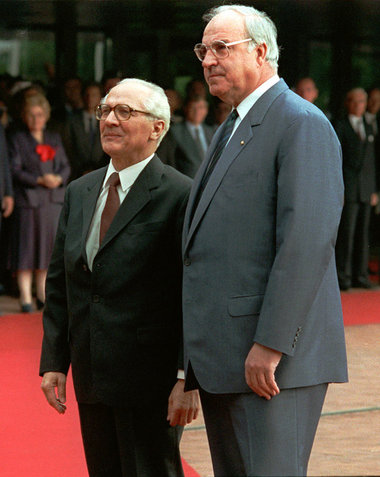 Erich Honecker und Helmut Kohl 1987 vor dem Bundeskanzleramt in ... Erich Honecker und Helmut Kohl 1987 vor dem Bundeskanzleramt in ...