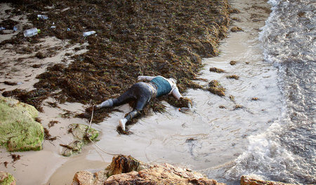 Immer wieder werden ertrunkene Flüchtlinge an der Küste Libyens ...