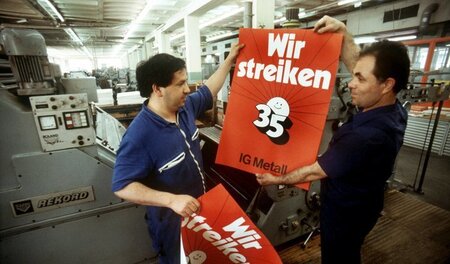 Drucker in der gewerkschaftseigenen Union-Druckerei halten im Ap...