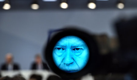 Ein Reporter beaobachtet John Cryan, den Vorsitzenden der »gefäh...