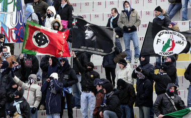Fans von Lazio Rom zeigen 2005 Flagge mit faschistischen Symbole... Fans von Lazio Rom zeigen 2005 Flagge mit faschistischen Symbole...