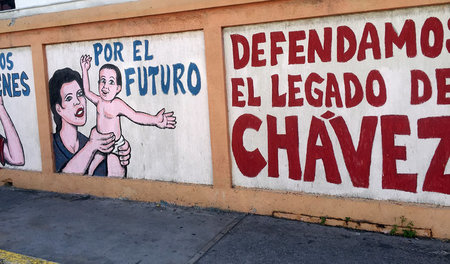 »Für die Zukunft – Verteidigen wir das Erbe von Chávez«: Wandbil...