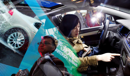 VW-Rettungsanker China: Potentielle Kundin in einem Pkw der Mark...