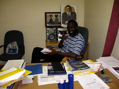 Alfred Angula in seinem Büro in Katutura/Windhoek Alfred Angula in seinem Büro in Katutura/Windhoek