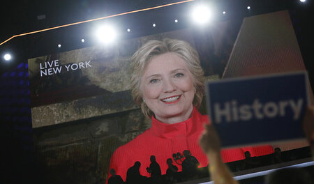 Zugeschaltet: Hillary Clinton wurde per Video zum Parteitag der ...