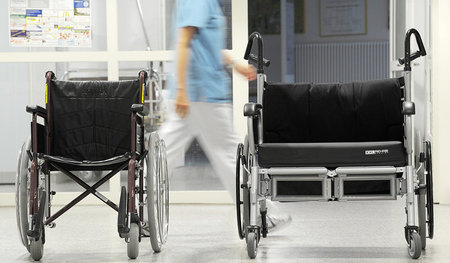 Ein gewöhnlicher Krankenrollstuhl steht neben einem für extrem ü...