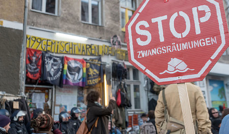 Bis zu 1.000 Menschen haben bereits im Januar 2016 gegen die Zwa...