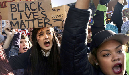 Protestaktion der Bewegung am »Black Friday« im November 2015 in... Protestaktion der Bewegung am »Black Friday« im November 2015 in...