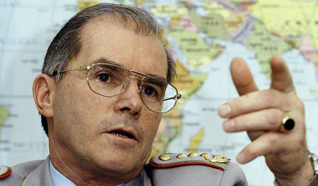 Klaus Naumann, Generalinspekteur von 1991 bis 1996, wies den Weg... Klaus Naumann, Generalinspekteur von 1991 bis 1996, wies den Weg...