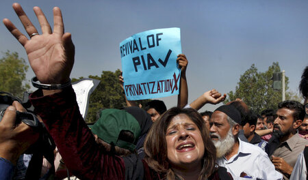 Protestaktion von Beschäftigten der Pakistan International Airli...