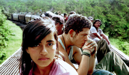 Sayra (Paulina Gaitán) und Willy (Edgar Flores) wollen von Mexik... Sayra (Paulina Gaitán) und Willy (Edgar Flores) wollen von Mexik...