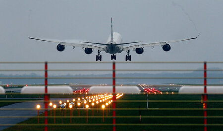 Ein Flugzeug landet, hier allerdings auf dem Münchner Flughafen ... Ein Flugzeug landet, hier allerdings auf dem Münchner Flughafen ...