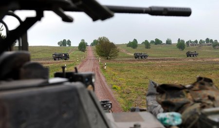 Polizei und Bundeswehr marschieren bald Seite an Seite im Gefech... Polizei und Bundeswehr marschieren bald Seite an Seite im Gefech...