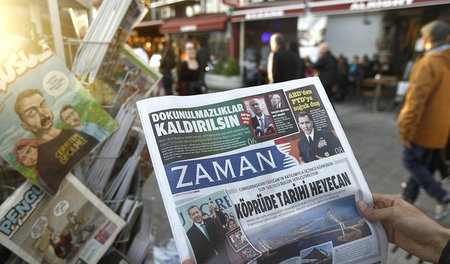 Nach dem Putschversuch in der Türkei mussten zahlreiche Zeitunge... Nach dem Putschversuch in der Türkei mussten zahlreiche Zeitunge...