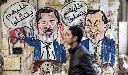 Links sagt Mursi: »Nach der Revolution – lasst sie sprechen«, re...