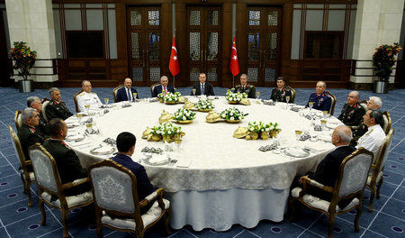 Kriegsrat mit Präsident Recep Tayyip Erdogan (Mitte) und Premier...