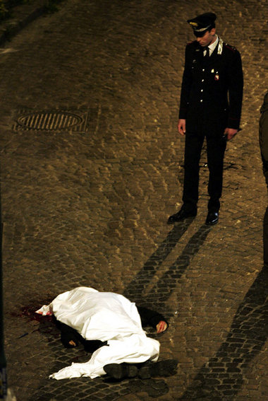 »Wo der Staat nicht ist«: Camorra-Leiche 2005 in Neapel »Wo der Staat nicht ist«: Camorra-Leiche 2005 in Neapel