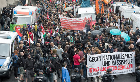 Etwa 1.000 Demonstranten des Bündnisses »Köln gegen rechts« prot...