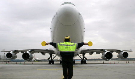Die Gewerkschaft der Flugsicherung will sich gegen eine mögliche...