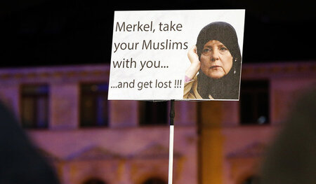 Von CSU bis AfD: Alle gegen die Kanzlerin. Die CSU ist allerding...