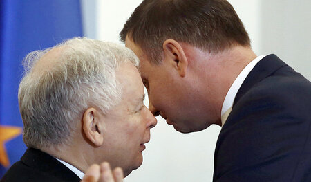 Die Politiker Jaroslaw Kaczynski und Andrzej Duda bauen den poln...