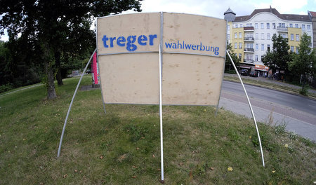 Der Wahlkampf hat begonnen, die Stadt steht voller Großplakate d...