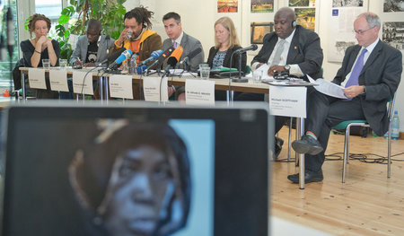 Pressekonferenz der »Initiative in Gedenken an Oury Jalloh« im O... Pressekonferenz der »Initiative in Gedenken an Oury Jalloh« im O...