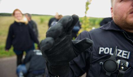 Bei Protest gegen das Gefechtsübungszentrum in Letzlingen wurde ... Bei Protest gegen das Gefechtsübungszentrum in Letzlingen wurde ...
