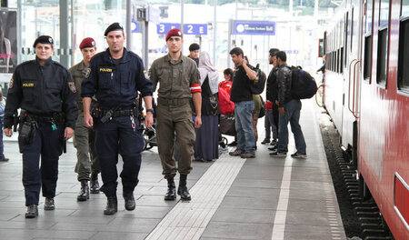 Aufmarschgebiet Bahnhof: Insgesamt 110 Soldaten des österreichis... Aufmarschgebiet Bahnhof: Insgesamt 110 Soldaten des österreichis...
