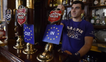 »In«- und »Out«-Bier in einem Pub in London kurz vor dem Referen... »In«- und »Out«-Bier in einem Pub in London kurz vor dem Referen...
