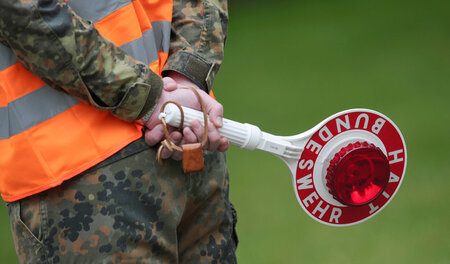 Übernehmen Soldaten bald auch Aufgaben als Schülerlotsen? Bundes... Übernehmen Soldaten bald auch Aufgaben als Schülerlotsen? Bundes...