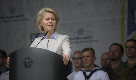 Die Ministerin für Verteidigung überprüft am »Tag der Bundeswehr...