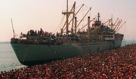 Tausende Albaner begehren Asyl. Der Frachter »Vlora« im Hafen vo...