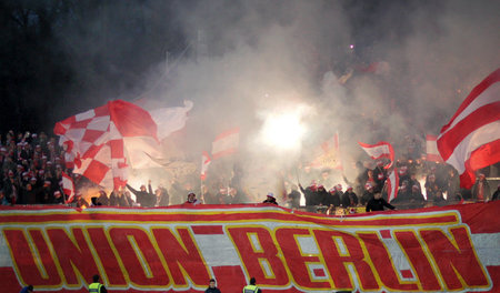 Bengalos im Fanblock: Anhänger des 1. FC Union Berlin am 13. Mär...