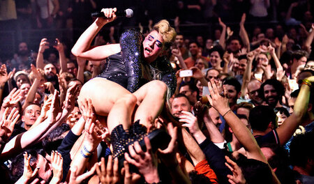 Im Dezember 2015 gab Peaches im Pariser Saal La Cigale ein einei...