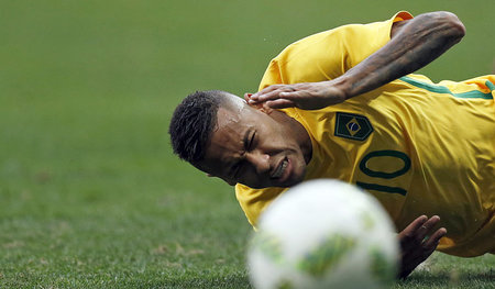 Verkrampfter gehts nicht: Neymar am Boden