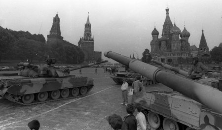 Ein Land im Ausnahmezustand: Panzer auf dem Roten Platz in Moska...