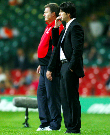 Trainer Löw im Gegensatz zum walisischen Coach vorbildlich gekle... Trainer Löw im Gegensatz zum walisischen Coach vorbildlich gekle...