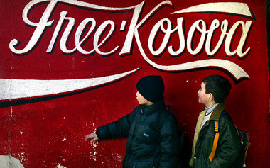 Graffiti in Mitrovica: »Freies Kosovo«, garantiert von Coca Cola... Graffiti in Mitrovica: »Freies Kosovo«, garantiert von Coca Cola...