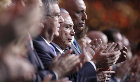 Zehn Sekunden reichten: Brasiliens Interimspräsident (2. v. l.) ...