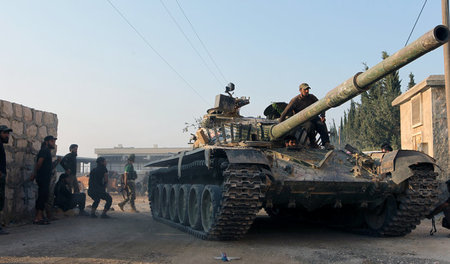 Auf Beutezug: Kampfgruppen haben einen Panzer der syrischen Arme...